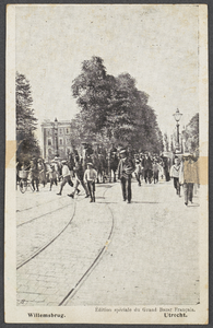 606389 Gezicht op de Willemsbrug te Utrecht, met een menigte waaronder militairen te paard.